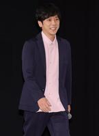 　舞台あいさつに登場する二宮和也（撮影・西岡正）