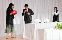　登場して山里亮太（中央）にツッコミを入れる山崎静代（左）を見て笑う蒼井優＝２０１９年撮影