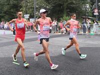 　３５キロ競歩で銅メダルを獲得した勝木隼人（右端）と１８位の川野将虎（中央）＝撮影・石井剣太郎