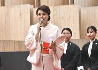 　日本館前でスピーチした藤原紀香
