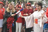 　レア・セドゥ（左）と対面した藤原紀香