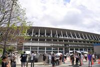 　ブルーインパルスの展示飛行を待つ人々（撮影・開出牧）