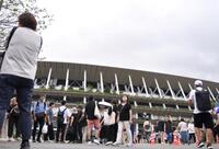 　ブルーインパルス周遊が中止となり帰途につく人々（撮影・開出牧）