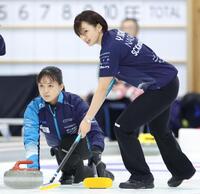 　フォルティウス戦でストーンを投じるＳＣ軽井沢クラブ・上野美優（左）と上野結生（撮影・吉澤敬太）
