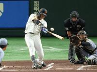 　１回、右越えに逆転満塁本塁打を放つ中山（撮影・金田祐二）