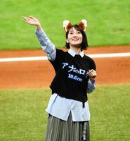 　きつねの耳を付け、スタンドに手を振る波瑠＝２０２３年撮影