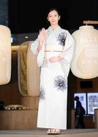 　「ＫＩＴＴＥ座　提灯初踊り」に着物姿で登場した波瑠＝２０２５年８月撮影