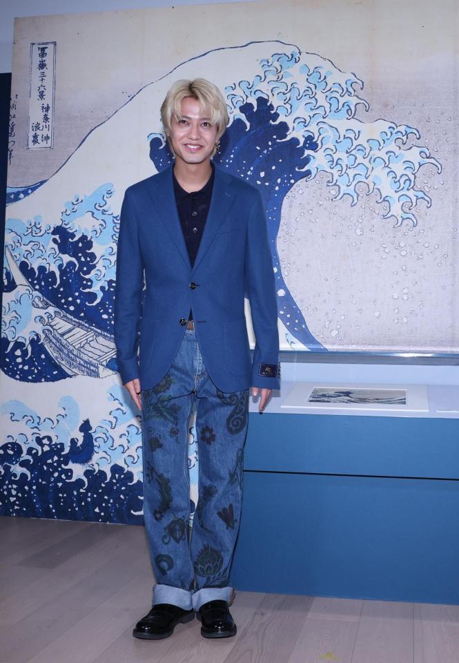 　パネルの前で笑顔の高橋海斗（撮影・金田祐二）