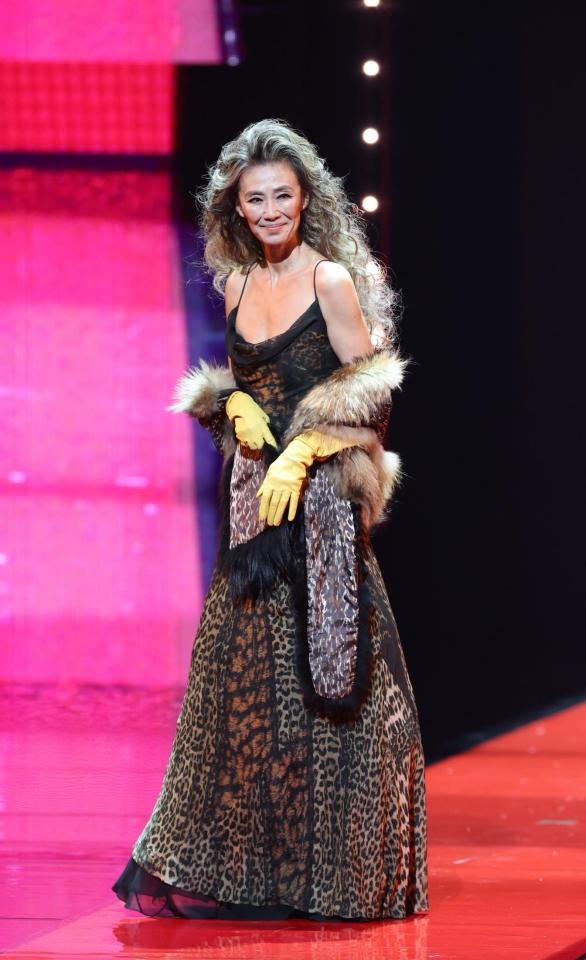 　ポーズをきめる萬田久子（撮影・金田祐二）