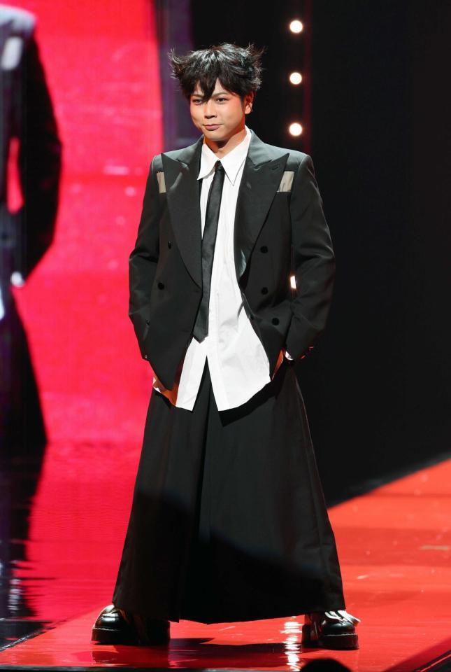 　ランウェイを歩きポーズを決める増田貴久