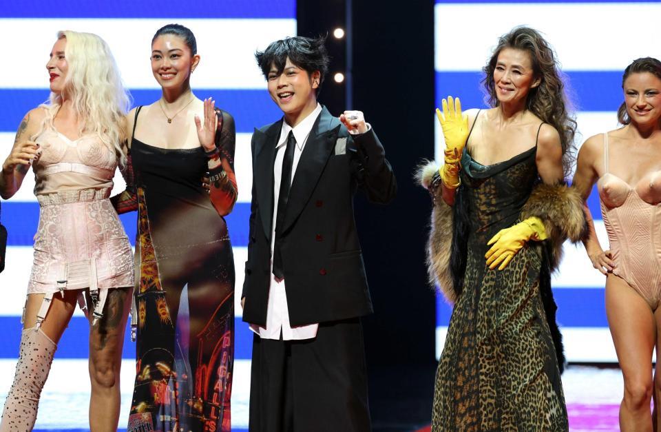 　ランウェイに登場した（左２人目から）森星、増田貴久、萬田久子