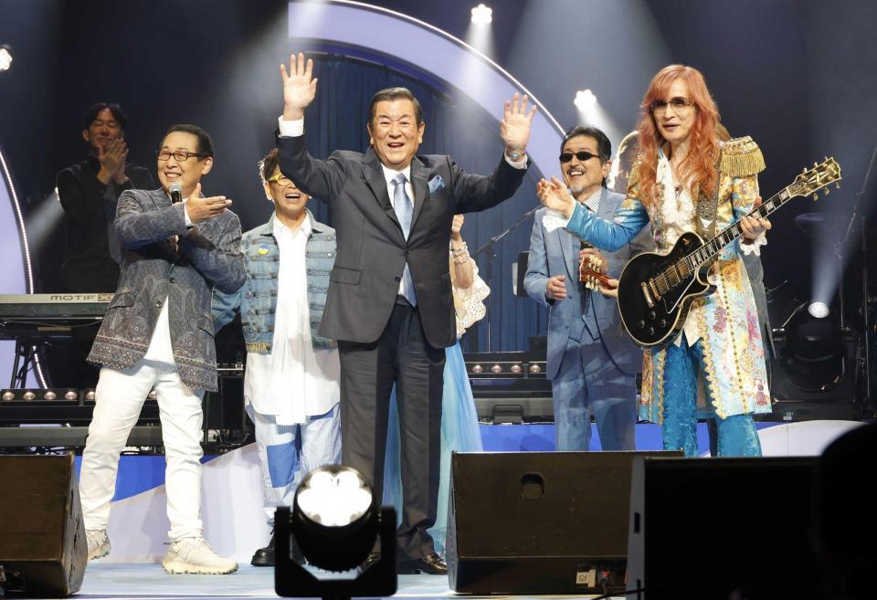 　声援に応える加山雄三（中央）とザ・ヤンチャーズ