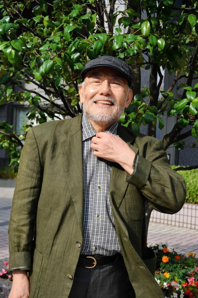 　笑顔で取材に応じる栗塚旭さん＝２０１９年７月