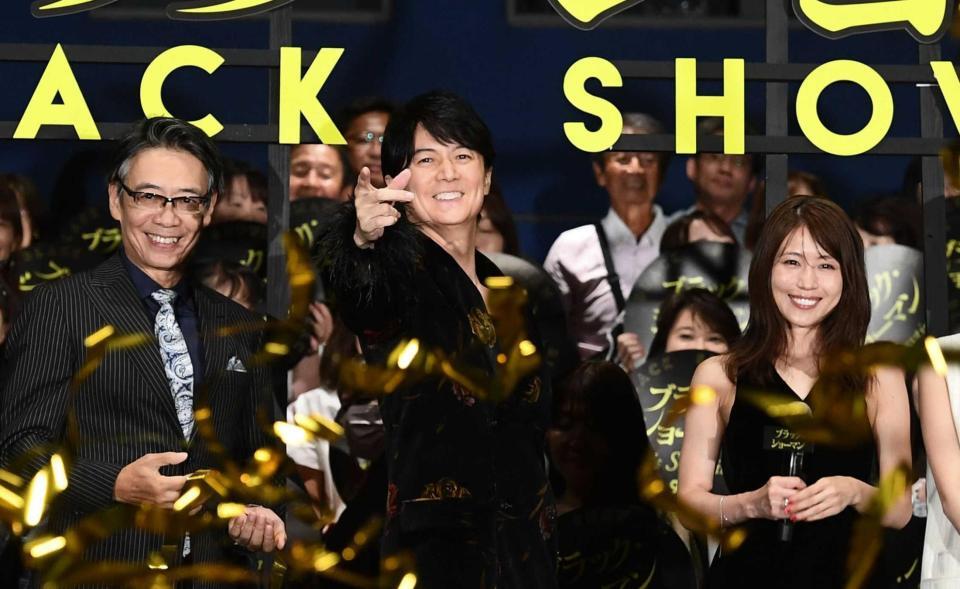 　笑顔でポーズを決める福山雅治。右は有村架純、左は生瀬勝久（撮影・園田高夫）