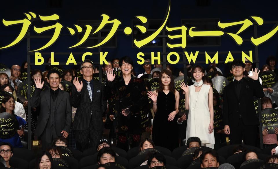 　笑顔で手を振る（左から）伊藤淳史、生瀬勝久、福山雅治、有村架純、岡崎紗絵、田中亮監督（撮影・園田高夫）