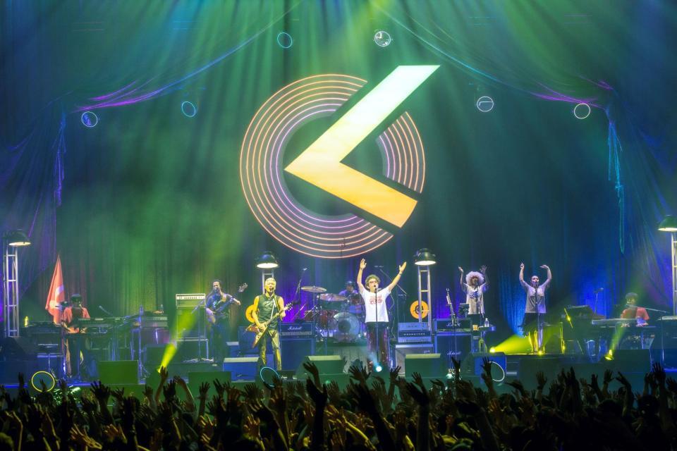 　パフォーマンスを行うＯｏｏｃｈｉｅ　Ｋｏｏｃｈｉｅの吉川晃司（左）と奥田民生　©平野タカシ