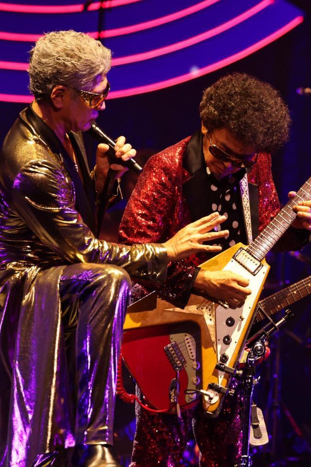 　パフォーマンスを行うＯｏｏｃｈｉｅ　Ｋｏｏｃｈｉｅの吉川晃司（左）と奥田民生　©三浦憲治