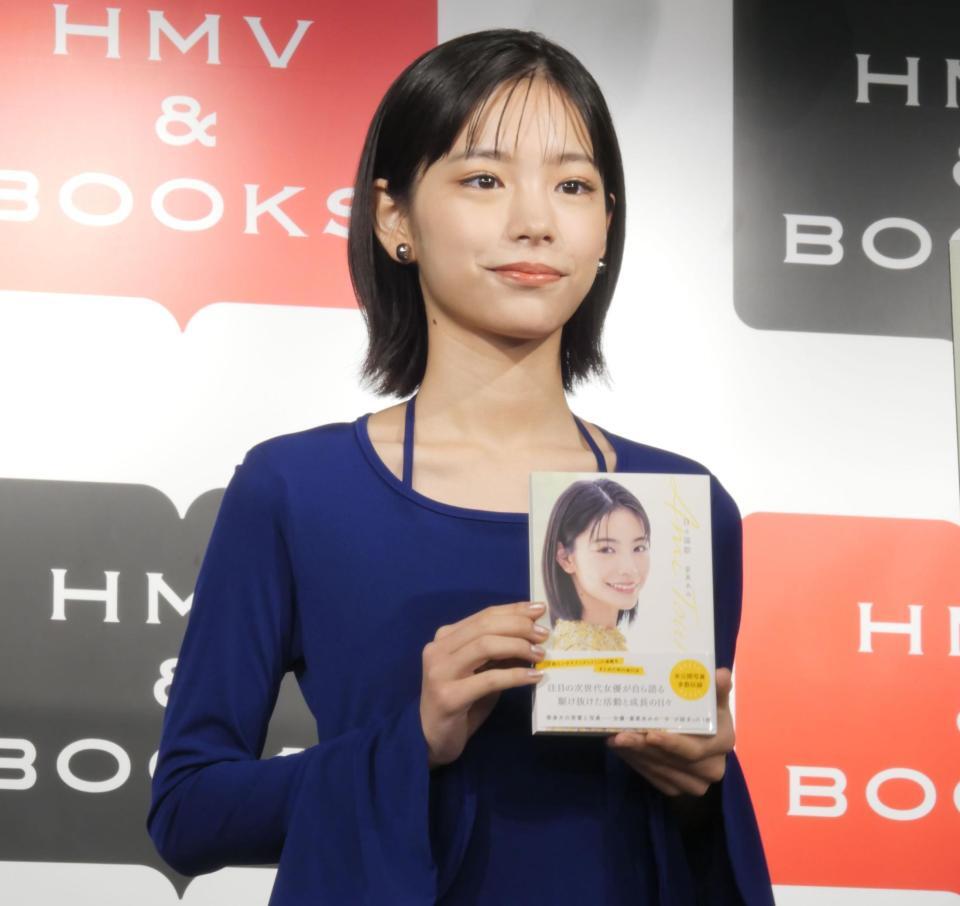 　イベントに出席した當真あみ