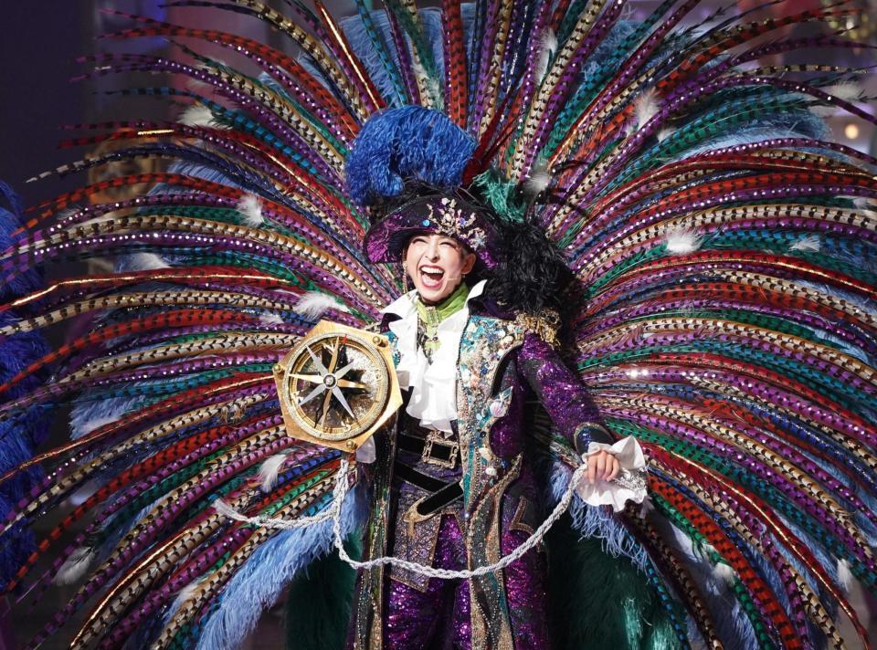 　フィナーレで大きな羽根を背負う桜木みなと（撮影・高部洋祐）