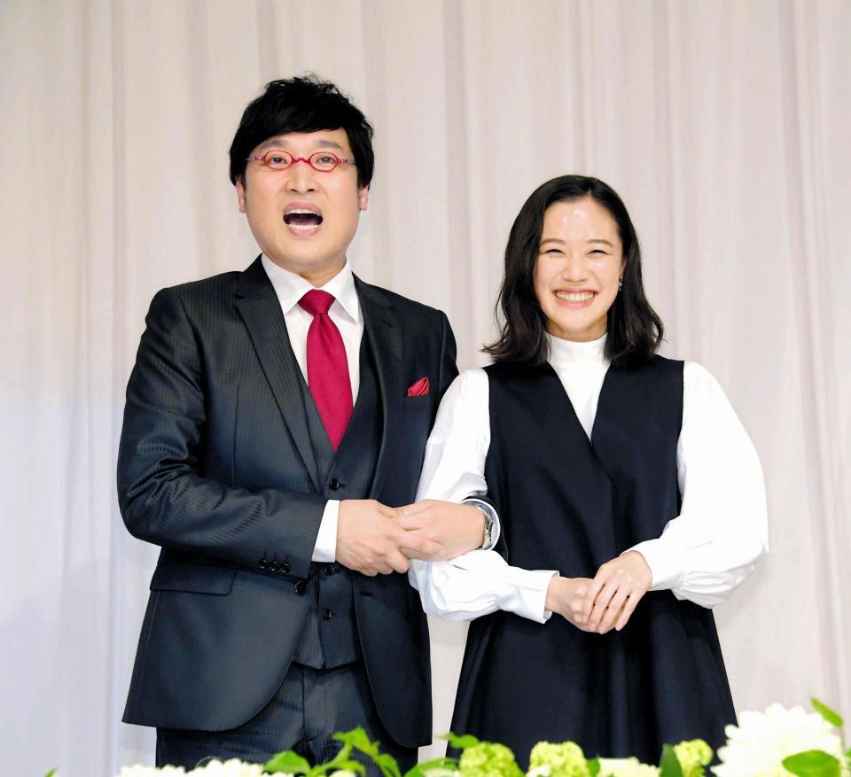 　結婚会見を終えて記念撮影に応じる山里亮太（左）と蒼井優＝２０１９年撮影