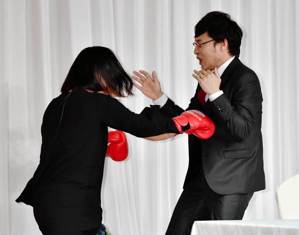 　登場して山里亮太（右）にパンチを放つ山崎静代＝２０１９年撮影