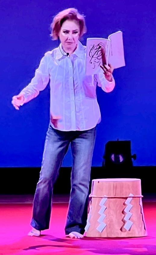 　一人舞台劇で力を込めて読み語りする浅野温子
