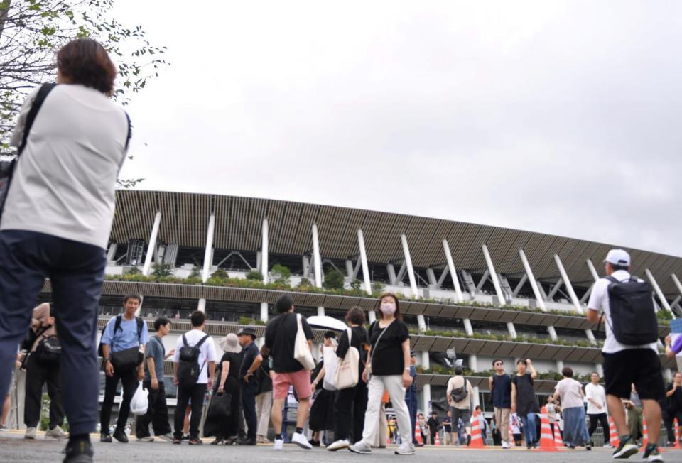 　ブルーインパルス周遊が中止となり帰途につく人々（撮影・開出牧）