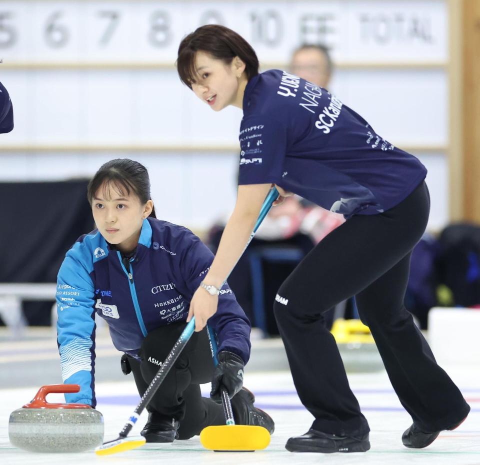　フォルティウス戦でストーンを投じるＳＣ軽井沢クラブ・上野美優（左）と上野結生（撮影・吉澤敬太）