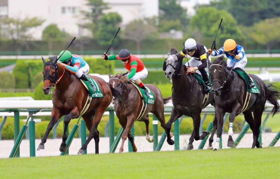 　馬群を縫うように抜け出すオールナット（左）＝撮影・石湯恒介