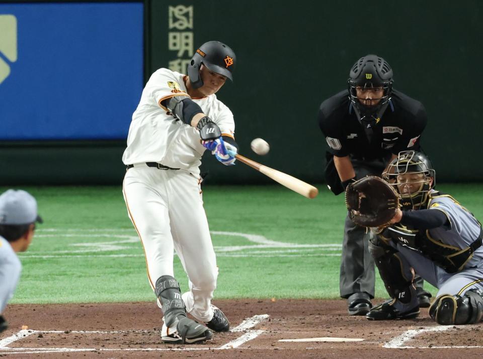 　１回、右越えに逆転満塁本塁打を放つ中山（撮影・金田祐二）