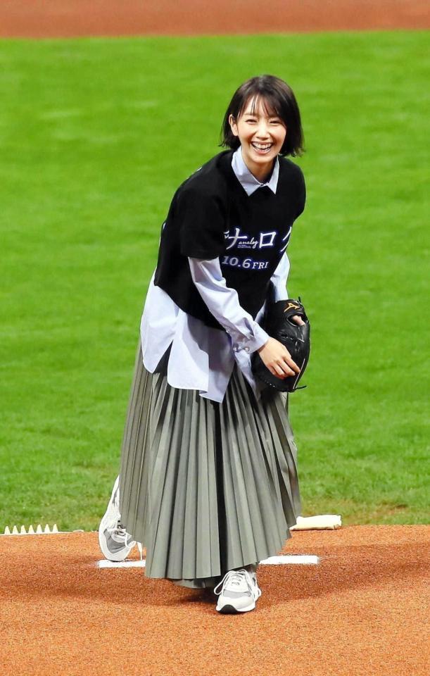 　ファーストピッチセレモニーで投球し、笑顔を見せる波瑠＝２０２３年撮影