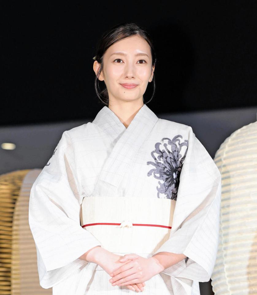 　「ＫＩＴＴＥ座　提灯初踊り」に着物姿で登場した波瑠＝２０２５年８月撮影