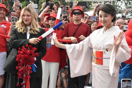　日本館名誉館長を務める藤原紀香。左は仏俳優のレア・セドゥ