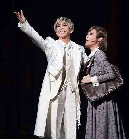 　新トップコンビの桜木みなと（左）と春乃さくら（撮影・高部洋祐）