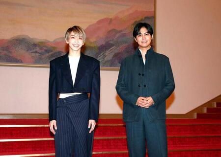 　観劇した片寄涼太（右）と宙組トップスターの桜木みなと