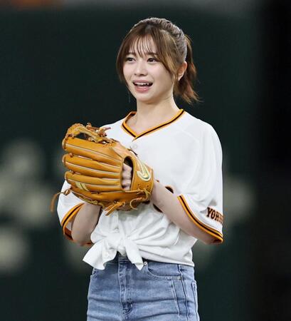 　ファーストピッチに臨む桜田ひより（撮影・田中太一）