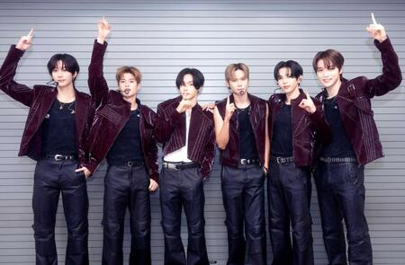 　本番前に笑顔でポーズを決めたＲＩＩＺＥ　©田中聖太郎写真事務所