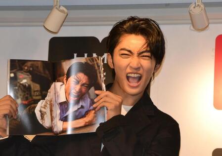 　１ｓｔ写真集発売記念イベントに登場し、お気に入りカットの表情を再現する日野友輔