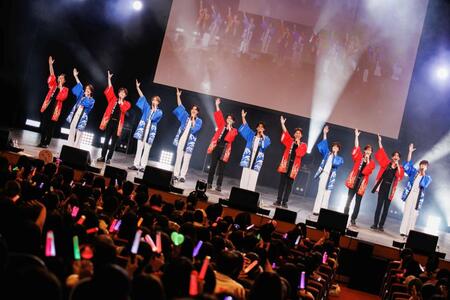 　ステージラストはグループカラーの法被姿で熱唱