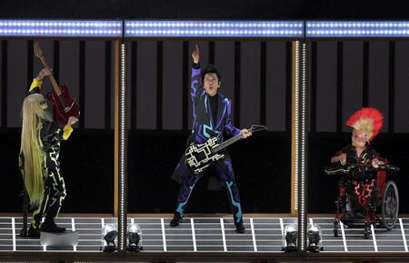 ２０２１年、東京パラリンピック開会式でギターを演奏する布袋寅泰（中央）