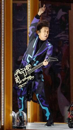 ２０２１年、東京パラリンピックの開会式で演奏する布袋寅泰＝国立競技場