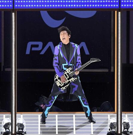 ２０２１年、東京パラリンピック開会式で演奏する布袋寅泰＝国立競技場