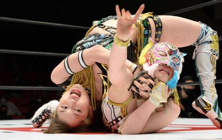 　スターライト・キッド（右）を攻める上谷沙弥＝２０２１年