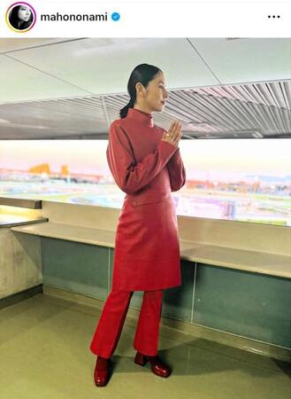 有馬記念でプレゼンターを務めた長澤まさみ。エルメス。野波麻帆のインスタグラム＠ｍａｈｏｎｏｎａｍｉ（２４年１２月２３日付）より 