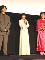 　舞台挨拶に登壇した伊藤沙莉（中央）