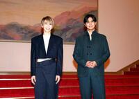 　観劇した片寄涼太（右）と宙組トップスターの桜木みなと