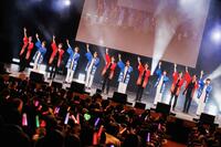 　ステージラストはグループカラーの法被姿で熱唱