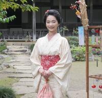 　役衣装姿でクランクインを報告する見上愛