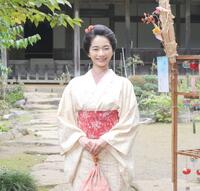 　役衣装姿でクランクインを報告する見上愛