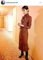 有馬記念のレセプションパーティではエルメスを。長澤まさみ。野波麻帆のインスタグラム＠ｍａｈｏｎｏｎａｍｉ（２４年１２月２３日付）より 